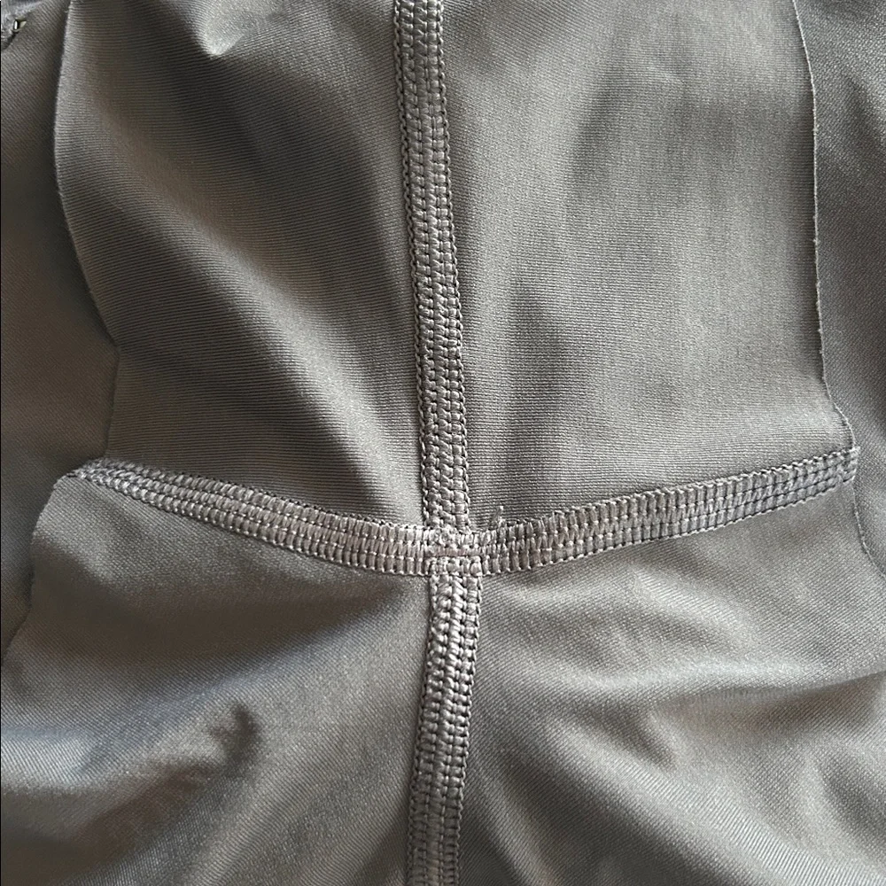 Lululemon Chase Me Short 2.5” Dark Carbon Size 4 Gray - Picture 7 of 7